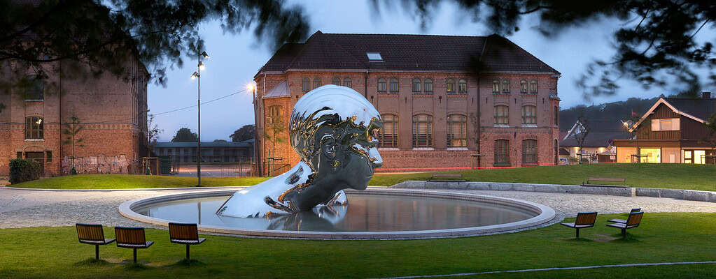 Skulptur i speilstål av ung mann